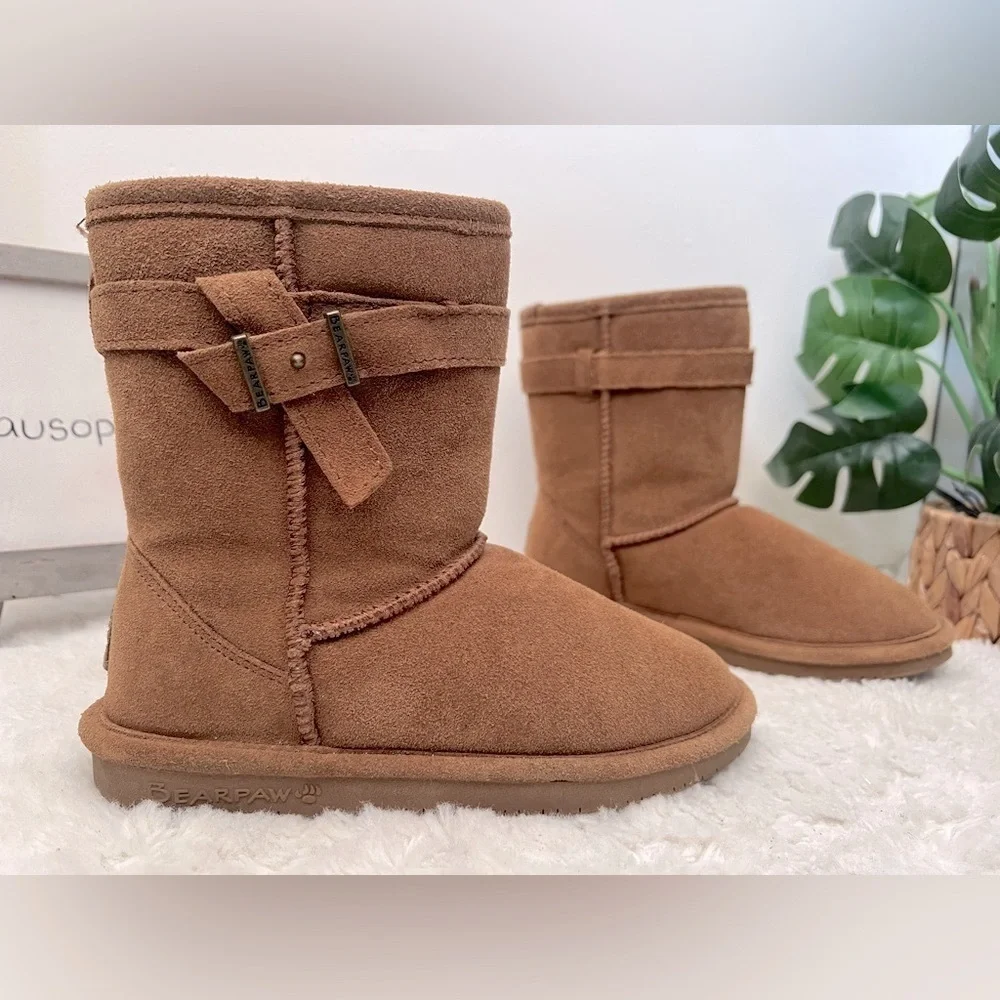 Bearpaw Girl’s Val Youth Boot in Suede Cognac. Size 2